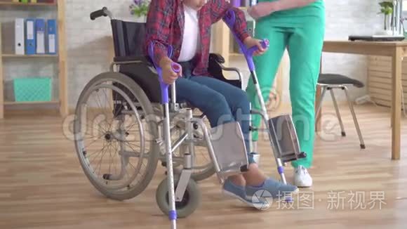 残疾少女接受医生康复计划视频