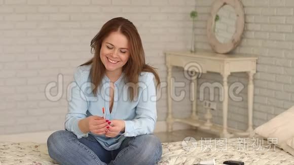 一个糖尿病女孩坐在床上,把胰岛素注射到注射器里短视频