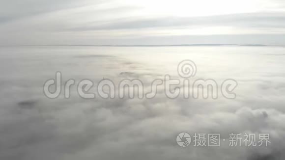 浓雾笼罩着城市。 摄像机向上移动，打开了一个笼罩在城市上空的雾的全景。