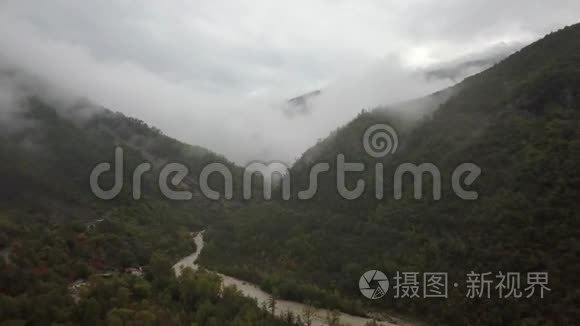 带河流的山脉空中镜头，土耳其低云，4k