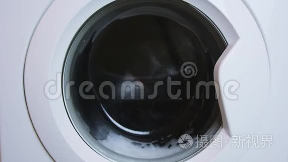 普通白色家用洗衣机洗涤衣物视频