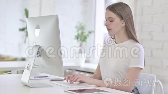 努力工作的年轻女子桌面故障