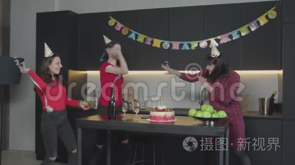 生日派对上扔蛇纹石的快乐女人视频