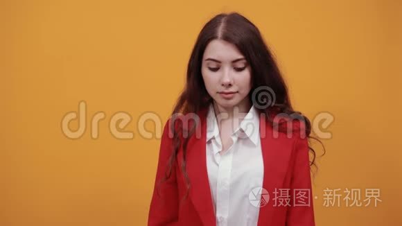 漂亮的女人穿着白色衬衫和漂亮的红色夹克，露出手掌的空间