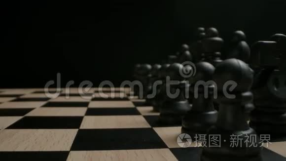 黑色棋子在开始位置准备游戏概念。