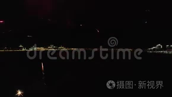 烟花深夜在街上爆炸视频