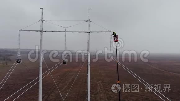 男子在地面安装输电塔设备视频