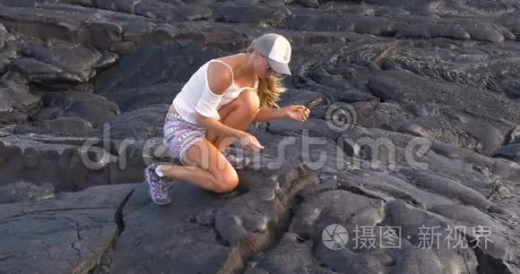 夏威夷基拉韦亚火山熔岩的女人视频