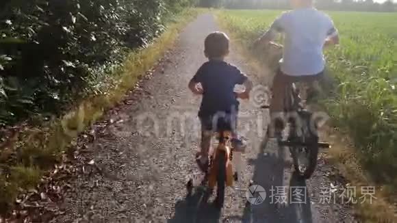 孩子们在公园里骑自行车视频