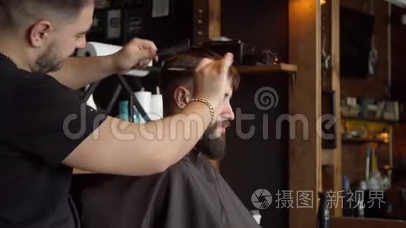 男客户理发师视频