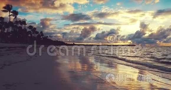 棕榈树和热带岛屿海滩，多米尼加共和国蓬塔卡纳的日出拍摄地