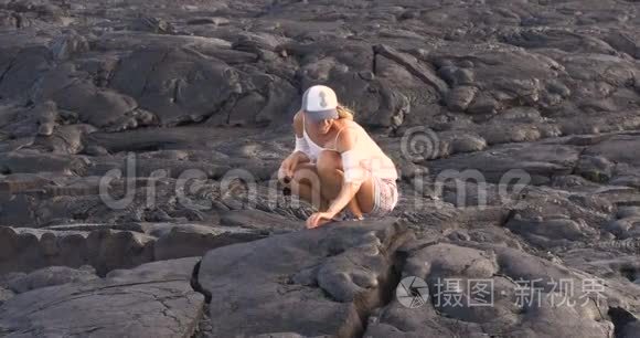 夏威夷基拉韦亚火山熔岩的女人视频