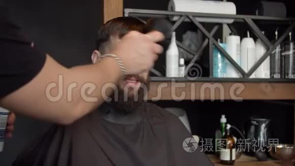 客户用刮颈器清洁面部视频