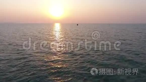 泰国旅游船的背景是美丽的日落视频