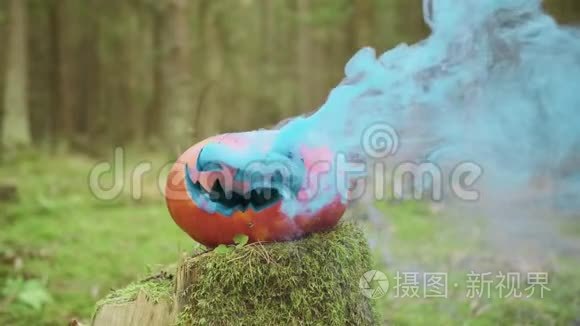 秋天森林里有彩烟的万圣节南瓜视频