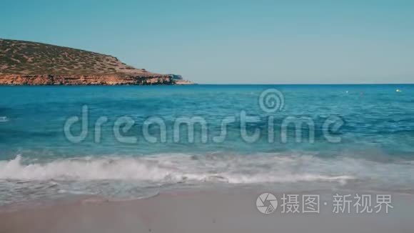 Ibiza Cala Bassa海滩被透明波浪冲刷