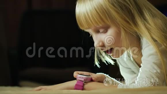 金发女孩，6岁，用手机说话，用智能手表