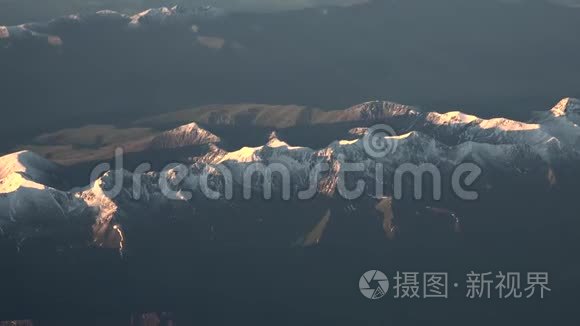 这个季节第一次降雪到山上视频