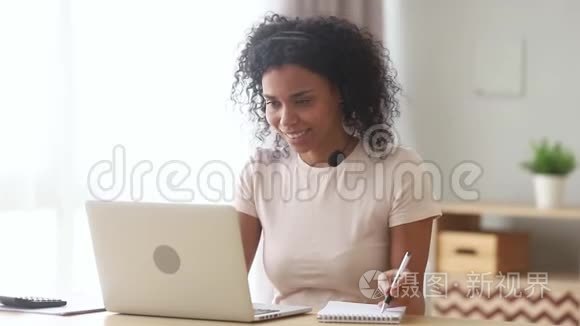 戴耳机的混血女人在网上学习笔记