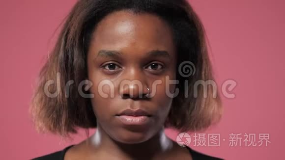 一个非洲女孩的严肃面孔视频