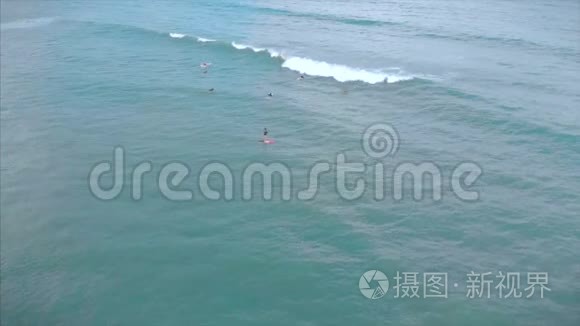 从上面的运动青年男女冲浪，乘坐大浪与明亮的日光，冲浪者正在等待他