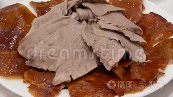 中餐厅桌上烤鸭的动作视频