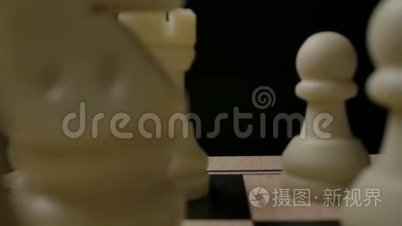 准备开始位置的白棋人物视频