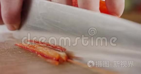 一把切红胡椒的厨师刀的极端宏视频