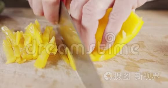 慢动作接近厨师刀切黄铃椒视频