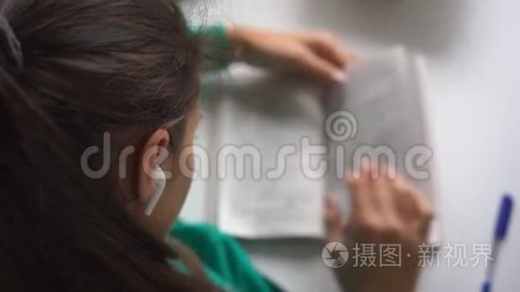 高中学生用无线耳机写家庭作业视频