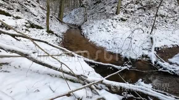 冬季有沙石和雪的小河