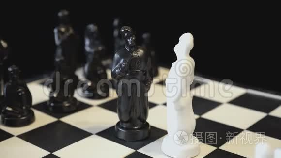 两个棋王，黑白两色，面对面的对着一个旋转的黑白棋盘.. 以国际象棋的形式