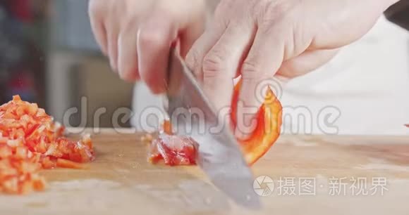 一把切红铃椒的厨师刀慢慢靠近视频