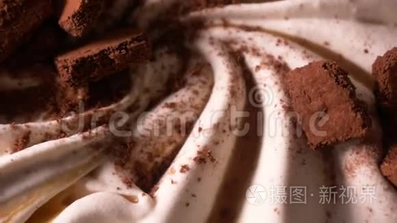 美味的巧克力冰淇淋作为甜点视频