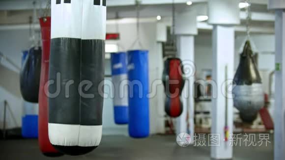 一个拳击袋在健身房的侧面视频