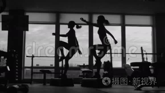 有教练的女孩一起做健身运动，用的是运动健身