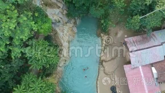 森林中央蓝色天然水池的鸟瞰图视频