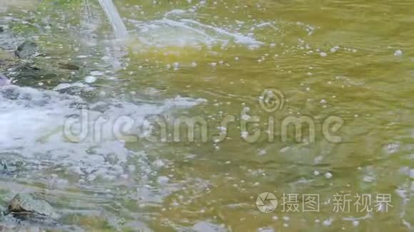 排水管或污水管将废水排入河流视频