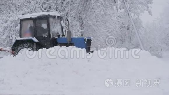 雪犁拖拉机在冬天从雪中清扫道路