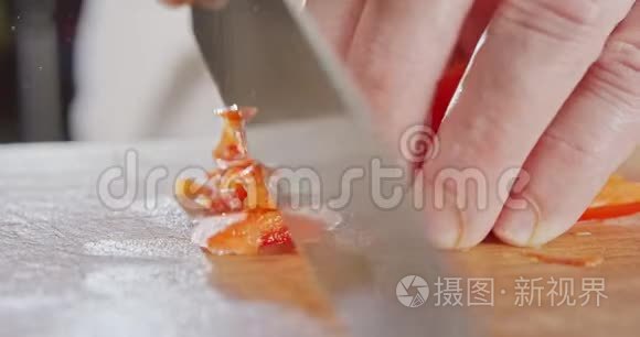 一把切红胡椒的厨师刀的极端宏视频
