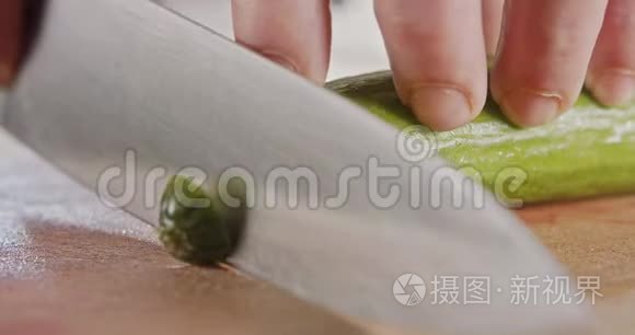 一把切黄瓜的大厨师刀的大镜头视频