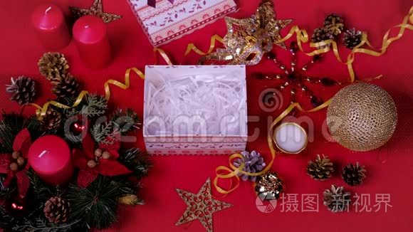 顶部视图关闭女士手和装饰圣诞礼品盒。 刮包拆包概念.. 假日和新概念