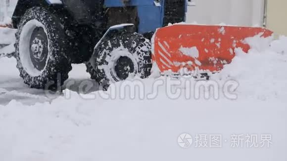 雪犁拖拉机在冬天从雪中清扫道路