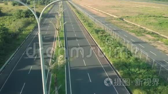 电影拍摄的道路与棕榈树和汽车骑。 汽车和摩托车在高速公路上行驶