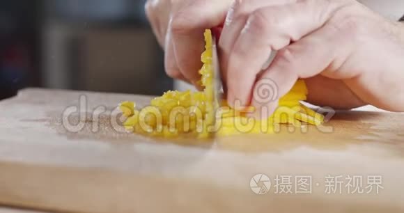 慢动作接近厨师刀切黄铃椒视频