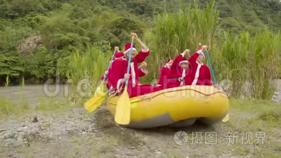 圣诞老人精灵在岸上航行视频