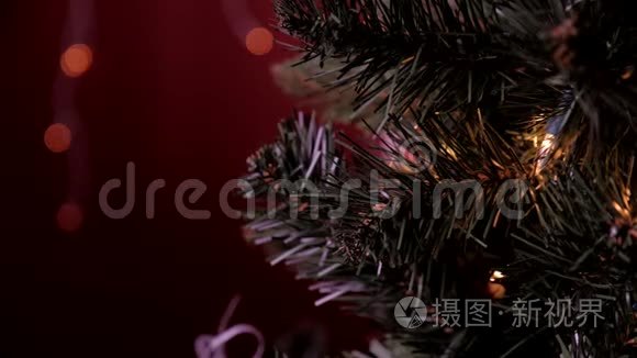 手女人用圣诞彩灯装饰圣诞树。 节假日和新年的概念..