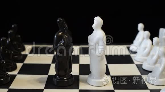 黑白棋王的形象`他们站在黑白棋盘上。 国际象棋中的棋子