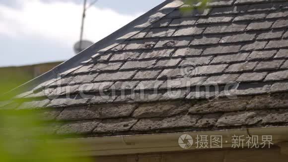 山墙屋顶风化的沥青剥落视频