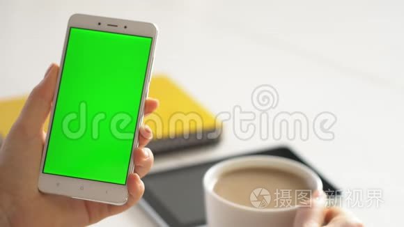 商务女性使用智能手机观看绿屏手机浏览色度键在线观看享受